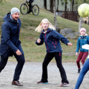 Kronprins Haakon ble med og spilte fotball på Loar. Foto: Marius Gulliksrud, Stella Pictures